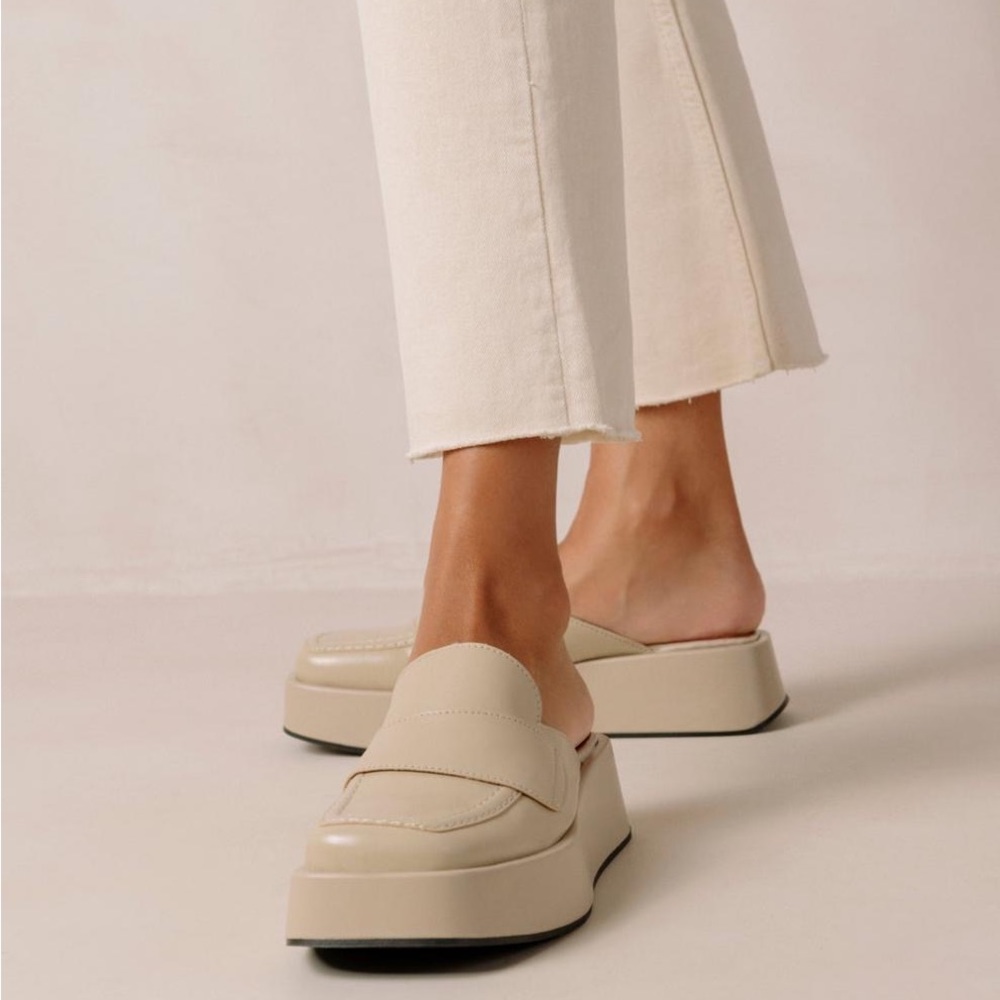 [SOLD] alohas svegan tempera slip on mules